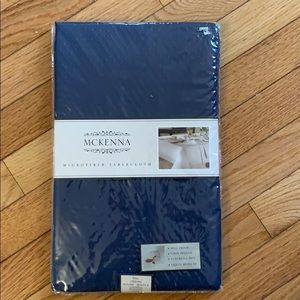 Round never opened table cloth.